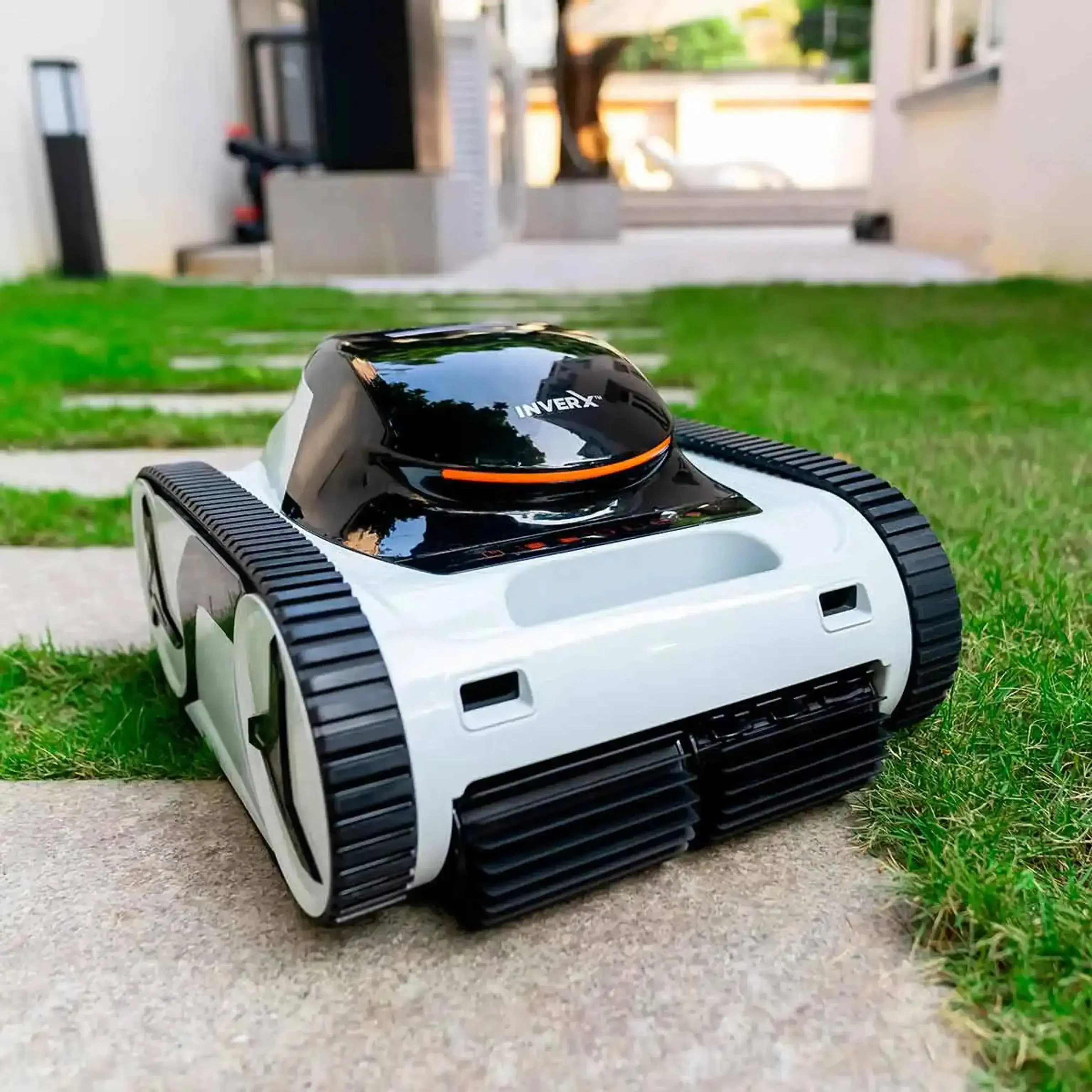 Очистка стен и ватерлинии роботом XA29 Робот-пылесос Fairland X-Warrior XA29 удаляет налет на стене бассейна на уровне воды